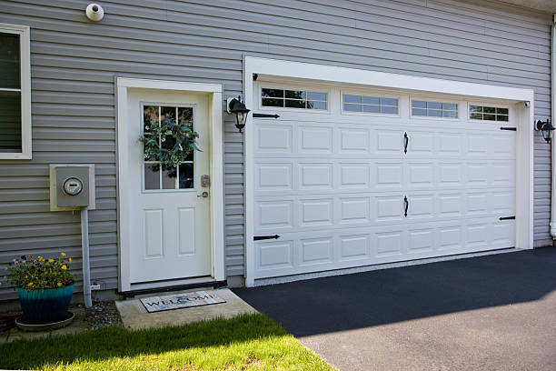 24/7 Emergency Garage Door Panel Replacement experts in Batesville, TX